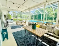 4-Bedroom Oasis with Private Pool & Hot-Tub- Minutes to Beaches - プール