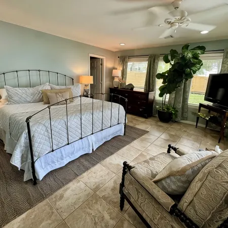 "Sunrise Cottage" Beautiful Lakefront Panoramic View W/ Hot Tub and Boat Dock