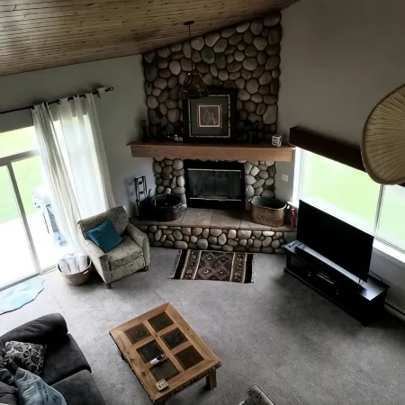 Idyllic Big Sky Stay, Immaculate 3bed/3bath Townhome, Private Hot Tub