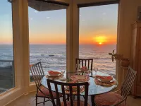 Where Views, Stars & Wildlife Meet: Your Secluded Cliffside Escape Awaits!