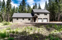 Forested Oasis for the Whole Family- Pet Friendly! Game Room, Hot tub and more! - 샬레 호텔