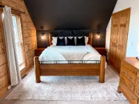 Cozy Cabin Retreat w/ Private Hot Tub NEAR SLOPES - balcony