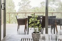 Kookaburra - Private One Bedroom Cottage with Lake View