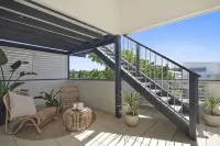 Beachside Retreat: Casuarina | Quick Walk to Beach & Near Osteria Weddings - WiFi