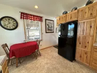 Cozy 1-bedroom cabin with AC, WiFi & garage in charming Ironwood - Chalets