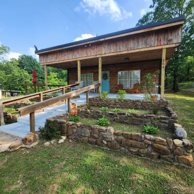 Unique Farmhouse Modern Country Cabin - Hytter