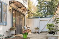 Secluded Private Suite in Bridle Trails – Near Major Tech & 25 Min to Seattle - Private Pools