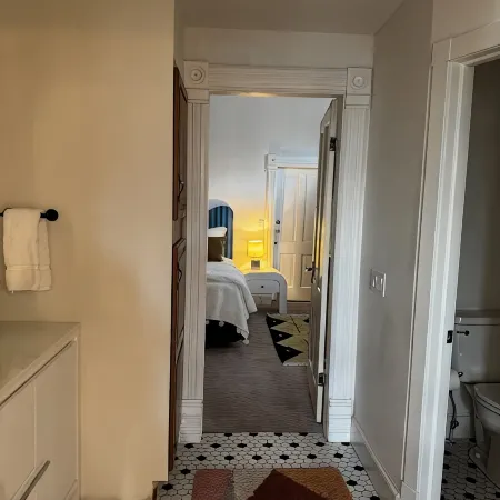 Sun-Filled 1 Bedroom Overlooking Water Street - No Cleaning Fee Отели в г. Декора