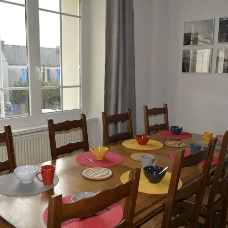 House 5 Bedrooms, 2 bathrooms, enclosed garden 800m from Morgat beach