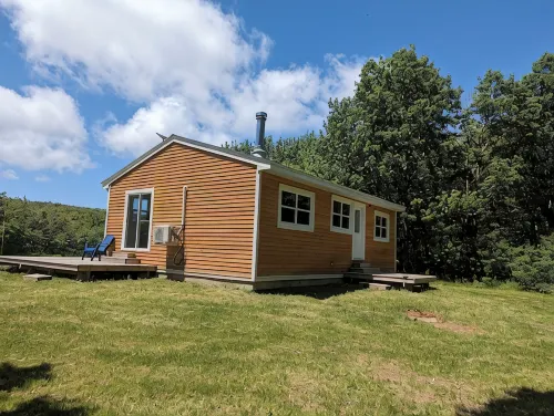 2-Bedroom Cottage On Lake Ainlsie Private Beach, Enjoy Fishing & Swimming. - 3-Star