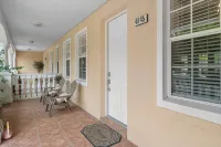 Waterfront! Boat dock available for, families welcome! - balcony