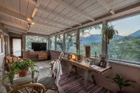 STUNNING VIEWS, CRISP IMMACULATE MOUNTAIN TOP HOME WITH HOT TUB - بوتيك