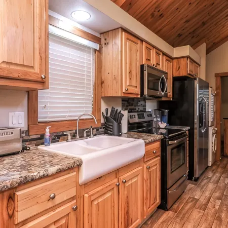 Barnwell Mountain Cabins #1: Cabin/tiny home w/loft in Gilmer across from BMRA Отели в г. Апшур