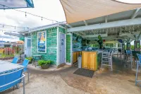 Newly remodeled with AC, gorgeous ground floor condo 87, 3 min walk to beach