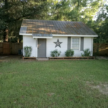 A cozy cottage in Florala, Alabama and just minutes away from Lake Jackson.