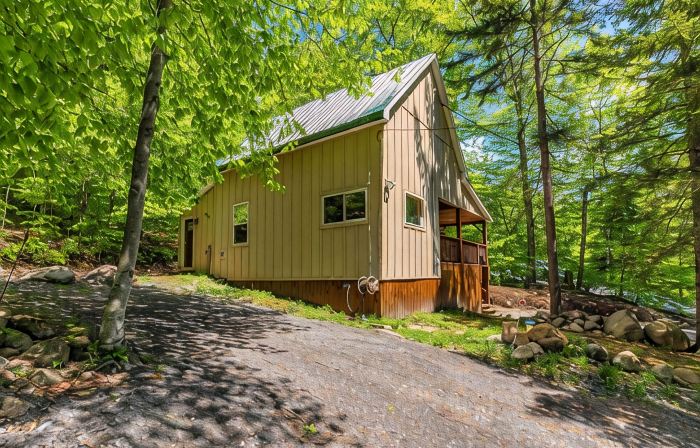 Cabin Close to Town, Private Beach, Parking & Hot Tub