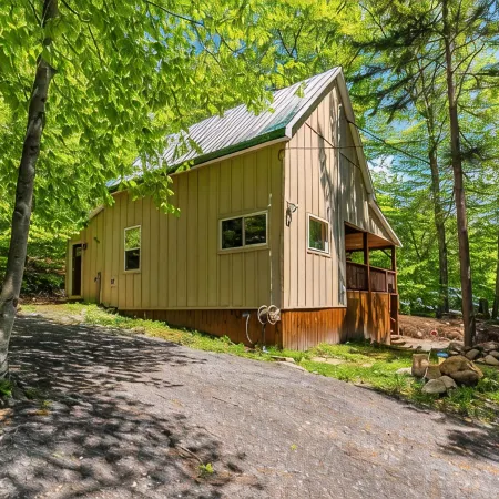 Cabin Close to Town, Private Beach, Parking & Hot Tub