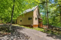 Cabin Close to Town, Private Beach, Parking & Hot Tub