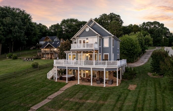 Lakefront w/ private dock, hot tub, game room, boat house hangout