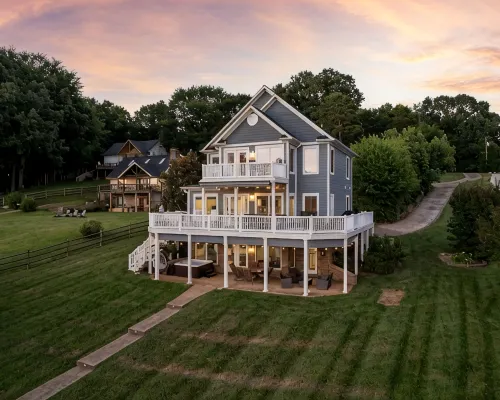Lakefront w/ private dock, hot tub, game room, boat house hangout Hotéis em Fallstown