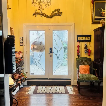 Secluded Cozy Cottage in Historic Downtown