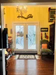 Secluded Cozy Cottage in Historic Downtown