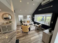 Walking-distance to town, shops, restaurants & ferry!