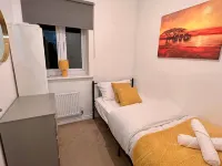 Modern 3Br House for Contractors Hotels in Nuneaton