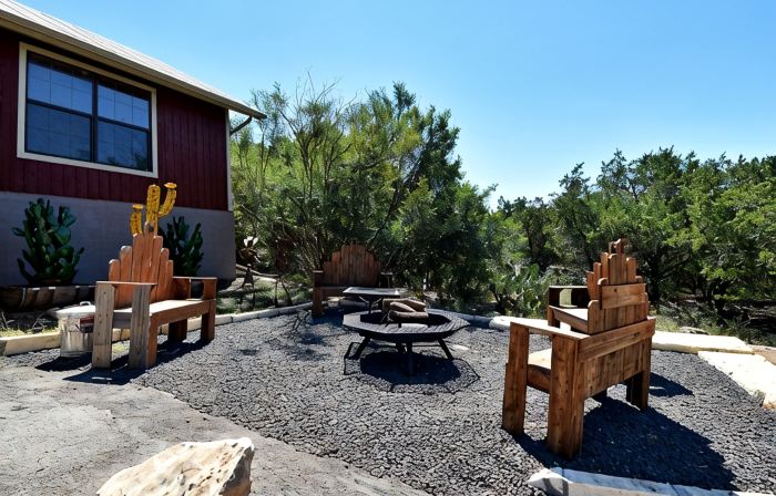 Rustic lodge retreat minutes from the Frio!