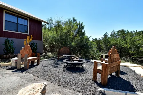 Rustic lodge retreat minutes from the Frio!