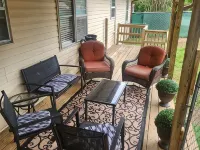 Charming 3-bedroom house with 65in smart tv, Wifi, and central heat/air in town! Hotels in Izard County