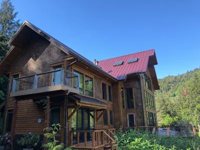 THE ONLY LUXURY RIVER FRONT PROPERTY ON THE ELK RIVER. 10 min to beach & town! 酒店