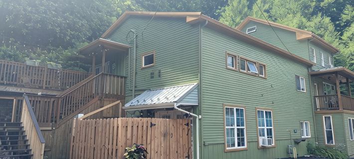 Art Studio: Historical Carriage House in the Poconos Hotels in Carbon County