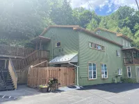 Spacious & equipped 1 bedroom in historical Carriage House + Deck  & BBQ and W/D - 4-Star