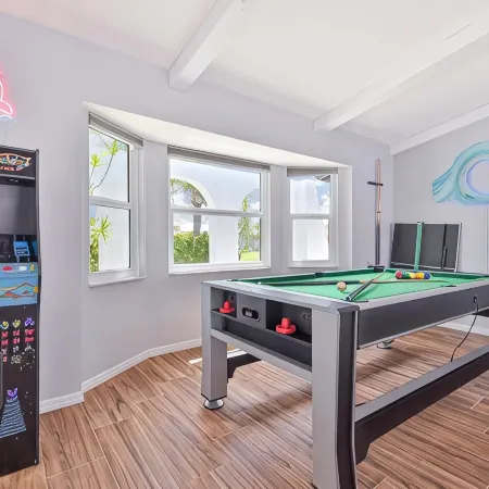 SUPERB! LOCATION! 1 BLOCK 2 FISH VILLE MODERN HOME-HEATED SALT POOL-SPA-E BIKES