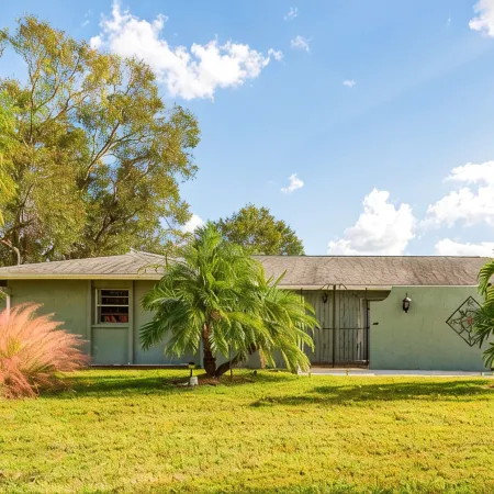 4Br Private Pool Home, Screened Lanai, & 3mi to Srq Airport