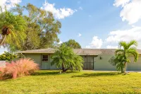 4Br Private Pool Home, Screened Lanai, & 3mi to Srq Airport - 2-Star