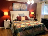 Summer Openings! Perfect Spot on Lake for Fishing! Spacious Home & Backyard - Wifi