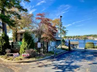 "The Veranda" Lake Hamilton Retreat for 6: Great sunsets and fireworks views! - Wifi