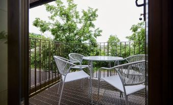 The South Wimbledon Place - Adorable 2Bdr Flat with Balcony