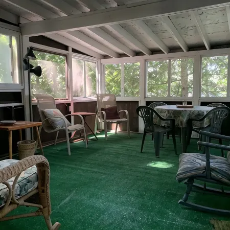 Private and Cozy Cottage, Excellent Fishing And Swimming; Sleeps 6.