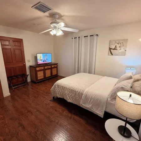 Villa A- 2bed/2bath with kitchen, dining&living rooms, in downtown Palm Springs!