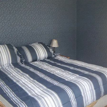Short stroll to public and private beaches, cottage in Dennisport
