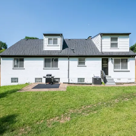 Luxury 5-bedroom House in Charming Cincinnati with Gym, AC, Grill and Smart TVs.