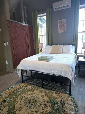 Stylish Pet-Friendly 1BR Studio with fenced in back yard, private parking, WIFI - Wifi