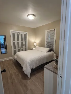 Charming Michigan City Cottage - Homestays