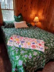 Knotty Pine Cabin: 2 Bdrm, Gas Fireplace, Near Great Mushroom Area & Thumb Lake! - Wifi