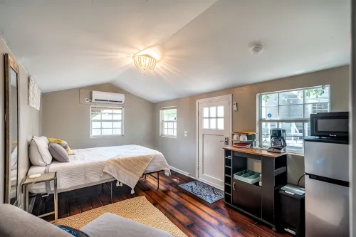 Tiny house in Bishop Arts! - Country Houses