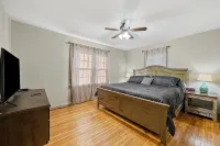 Charming 3-bedroom house located walking distance to Shady Cliff, Lake Malone. - 3-Star