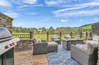 The Summit-Walkable to Town with 3 King Suites and Hot Tub and Sauna - Homestays